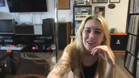 Snapshot of daisymynx chatting on May 13, 2:09 am daisymynx online show from May 13, 2:09 am