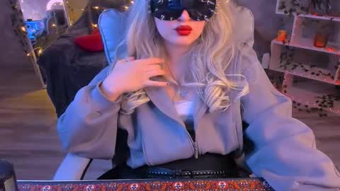 Daisy online show from February 19, 2:24 pm