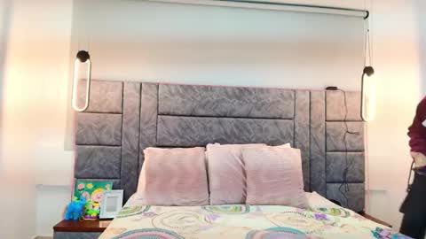 Dakota-Megan online show from December 1, 1:05 pm