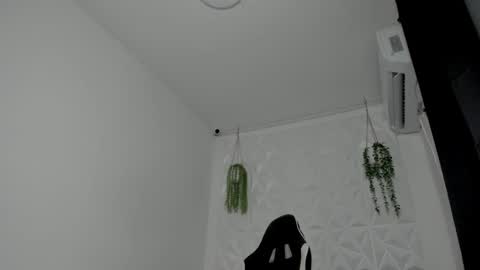 Snapshot of dakota_x18 chatting on December 15, 8:24 pm dakota_x18 online show from December 15, 8:24 pm