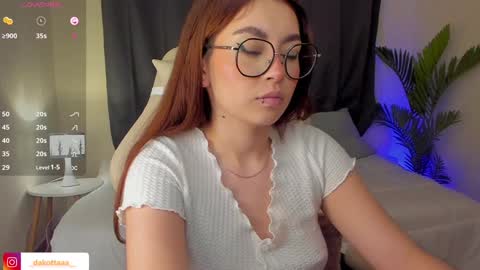dakottaa__ online show from January 5, 4:14 am