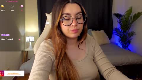 dakottaa__ online show from October 21, 11:38 pm