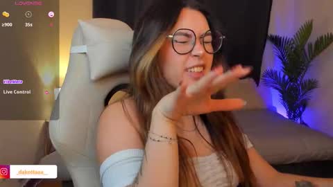 dakottaa__ online show from February 3, 11:43 pm