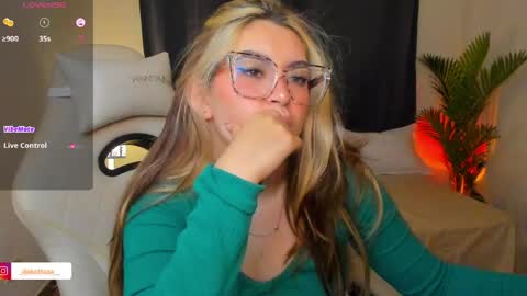 dakottaa__ online show from June 6, 12:16 am