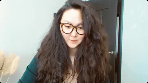 Snapshot of dalidayes chatting on November 4, 5:28 am Dali online show from November 4, 5:28 am