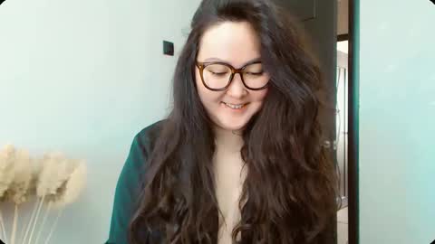 Snapshot of dalidayes chatting on November 15, 5:49 am Dali online show from November 15, 5:49 am