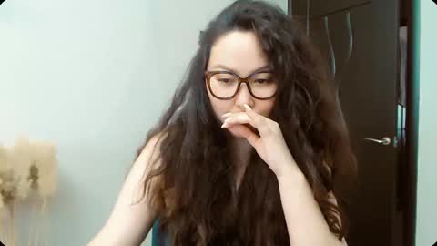 Snapshot of dalidayes chatting on November 28, 5:43 am Dali online show from November 28, 5:43 am