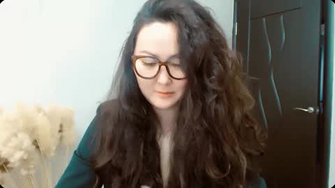 Snapshot of dalidayes chatting on December 1, 5:34 am Dali online show from December 1, 5:34 am