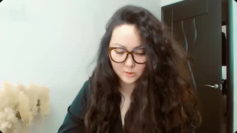 Snapshot of dalidayes chatting on December 2, 5:46 am Dali online show from December 2, 5:46 am