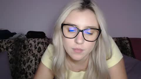Snapshot of dalyana22 chatting on December 10, 1:00 am Maria online show from December 10, 1:00 am