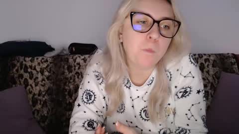 Snapshot of dalyana22 chatting on December 10, 12:27 pm Maria online show from December 10, 12:27 pm