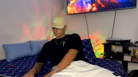 Snapshot of damian23__ chatting on June 27, 2:44 pm damian23__ online show from June 27, 2:44 pm