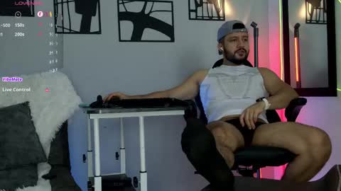 Snapshot of damian_buck chatting on April 1, 4:35 am Jaxon online show from April 1, 4:35 am