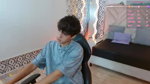 damian_tay online show from April 18, 11:47 am