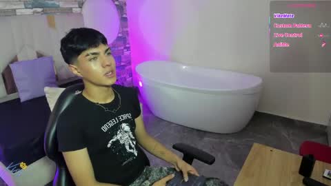 damian_tay online show from April 27, 11:41 am