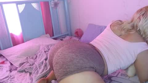 Snapshot of damn_milaa chatting on January 6, 6:11 pm damn_milaa online show from January 6, 6:11 pm