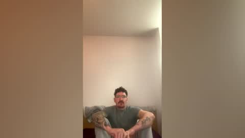 damo111694 online show from March 8, 9:51 pm
