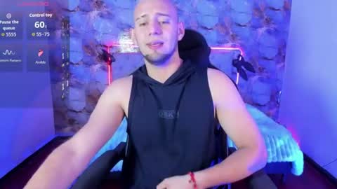 Snapshot of damon_baker0 chatting on July 10, 3:03 pm Damon bakert online show from July 10, 3:03 pm