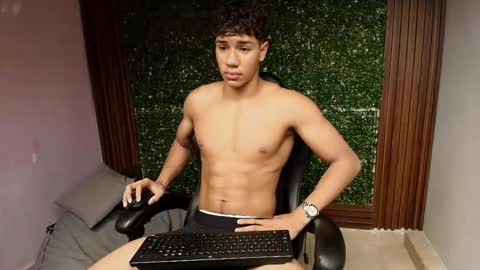 Snapshot of damon_sw chatting on January 12, 6:24 pm damon online show from January 12, 6:24 pm