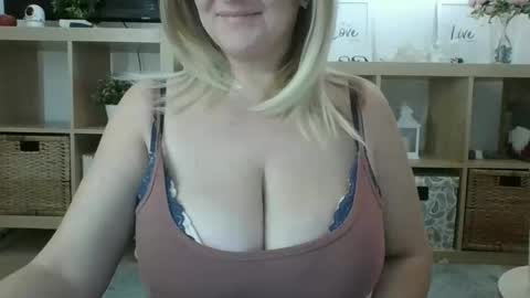Snapshot of danahotmilf chatting on November 14, 8:07 pm DanaHotMILF online show from November 14, 8:07 pm