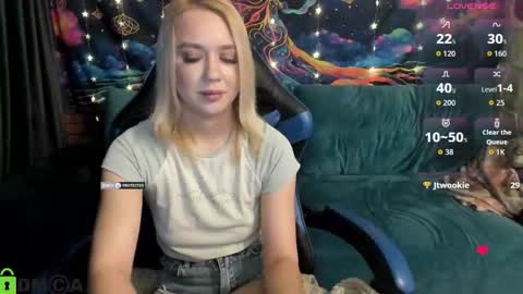 Snapshot of dances_queen chatting on March 3, 8:09 am dances_queen online show from March 3, 8:09 am