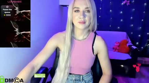 Snapshot of dances_queen chatting on July 6, 7:05 am dances_queen online show from July 6, 7:05 am