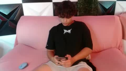 Snapshot of dani_cumboy chatting on December 17, 1:29 am dani_cumboy online show from December 17, 1:29 am