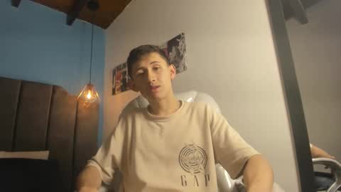 Snapshot of dani_swagger chatting on February 9, 7:29 pm Thiago online show from February 9, 7:29 pm