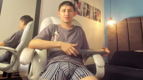 Snapshot of dani_swagger chatting on February 10, 7:29 pm Thiago online show from February 10, 7:29 pm