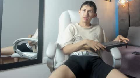 Snapshot of dani_swagger chatting on February 11, 7:41 pm Thiago online show from February 11, 7:41 pm