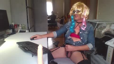 newcumer online show from January 8, 12:15 pm