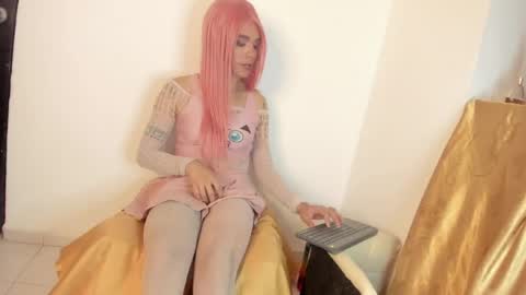Snapshot of danielamay00 chatting on June 18, 9:14 am danielamay00 online show from June 18, 9:14 am