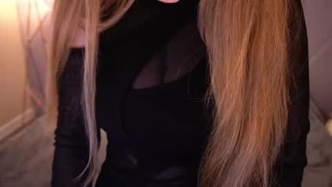 danielareign online show from April 18, 8:40 am