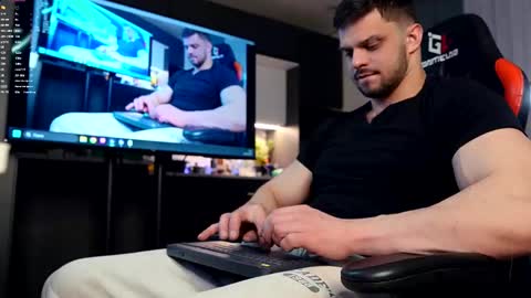 Snapshot of danielkraig_for_u chatting on February 23, 9:23 pm Daniel Kraig online show from February 23, 9:23 pm