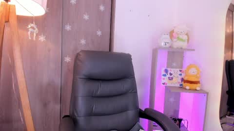 Danielle Rose online show from April 10, 10:25 pm