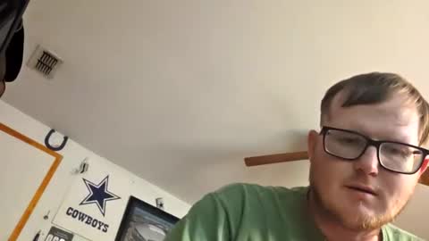 Snapshot of danielp_mod_cb chatting on September 10, 10:10 pm Daniel    y. online show from September 10, 10:10 pm