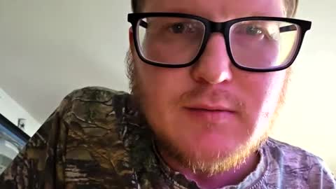 Snapshot of danielp_mod_cb chatting on October 24, 9:22 pm Daniel    y. online show from October 24, 9:22 pm