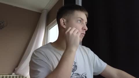 Snapshot of danila_trezzini chatting on February 19, 6:31 am danila online show from February 19, 6:31 am