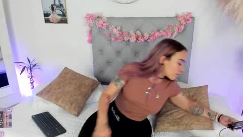 Snapshot of danna__castle chatting on December 16, 5:12 am Dannacastle online show from December 16, 5:12 am