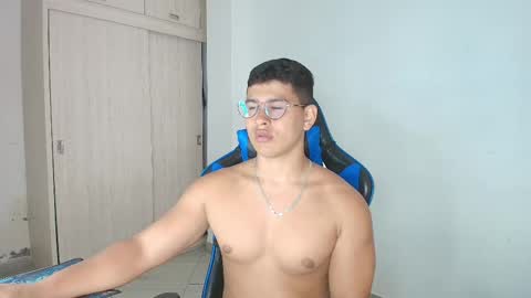 Snapshot of dantraxx chatting on February 19, 6:32 pm Dantraxx online show from February 19, 6:32 pm