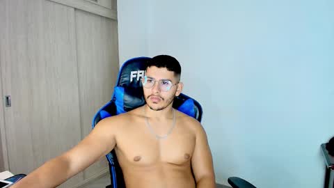 Snapshot of dantraxx chatting on December 22, 3:03 am Dantraxx online show from December 22, 3:03 am