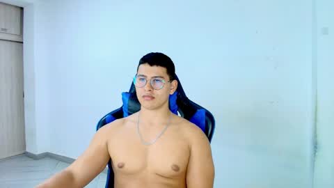 Snapshot of dantraxx chatting on February 27, 12:32 am Dantraxx online show from February 27, 12:32 am