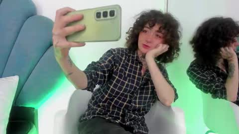 Snapshot of daphneblunt chatting on October 28, 1:36 pm DaphneBlunt online show from October 28, 1:36 pm