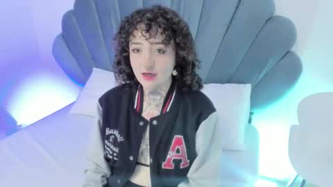 Snapshot of daphneblunt chatting on December 1, 7:41 pm DaphneBlunt online show from December 1, 7:41 pm