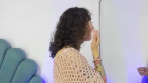 Snapshot of daphneblunt chatting on December 5, 7:32 pm DaphneBlunt online show from December 5, 7:32 pm