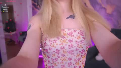 Snapshot of dariadelly chatting on April 22, 1:01 pm dariadelly online show from April 22, 1:01 pm