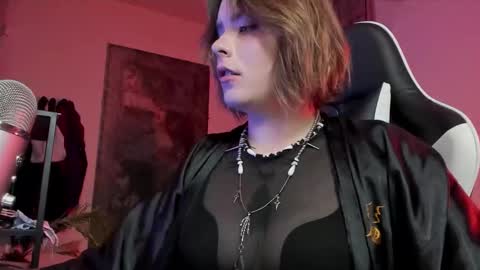 Snapshot of darkside_tailor chatting on October 27, 3:49 pm Miss Tailor  online show from October 27, 3:49 pm