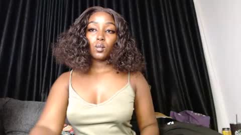 Snapshot of darktanqueen chatting on June 18, 3:40 am darktanqueen online show from June 18, 3:40 am
