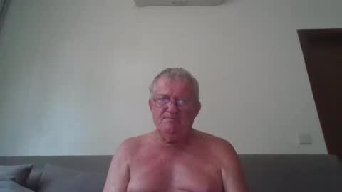 Snapshot of darwincock chatting on April 8, 1:27 am darwincock online show from April 8, 1:27 am