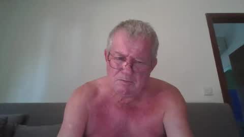 Snapshot of darwincock chatting on April 12, 5:34 am darwincock online show from April 12, 5:34 am